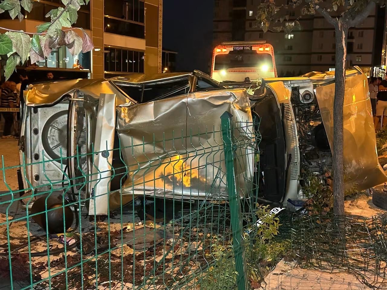 Otomobil Yayalara Çarparak Kaza Yaptı: 3 Kişi Yaralandı