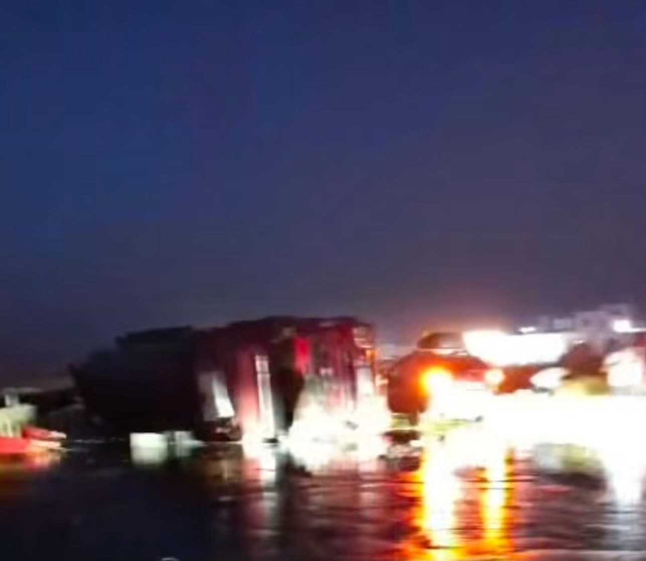 Nusaybin Çıkışında Tanker Devrildi: Yol Ulaşıma Kapandı