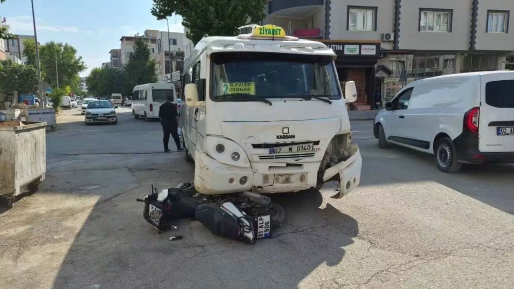 Adıyaman'da Motosiklet ve Minibüs Çarpıştı