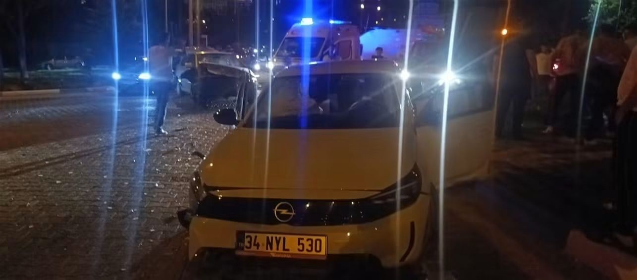 Besni Yenikent Merinos Kavşağında Trafik Kazası