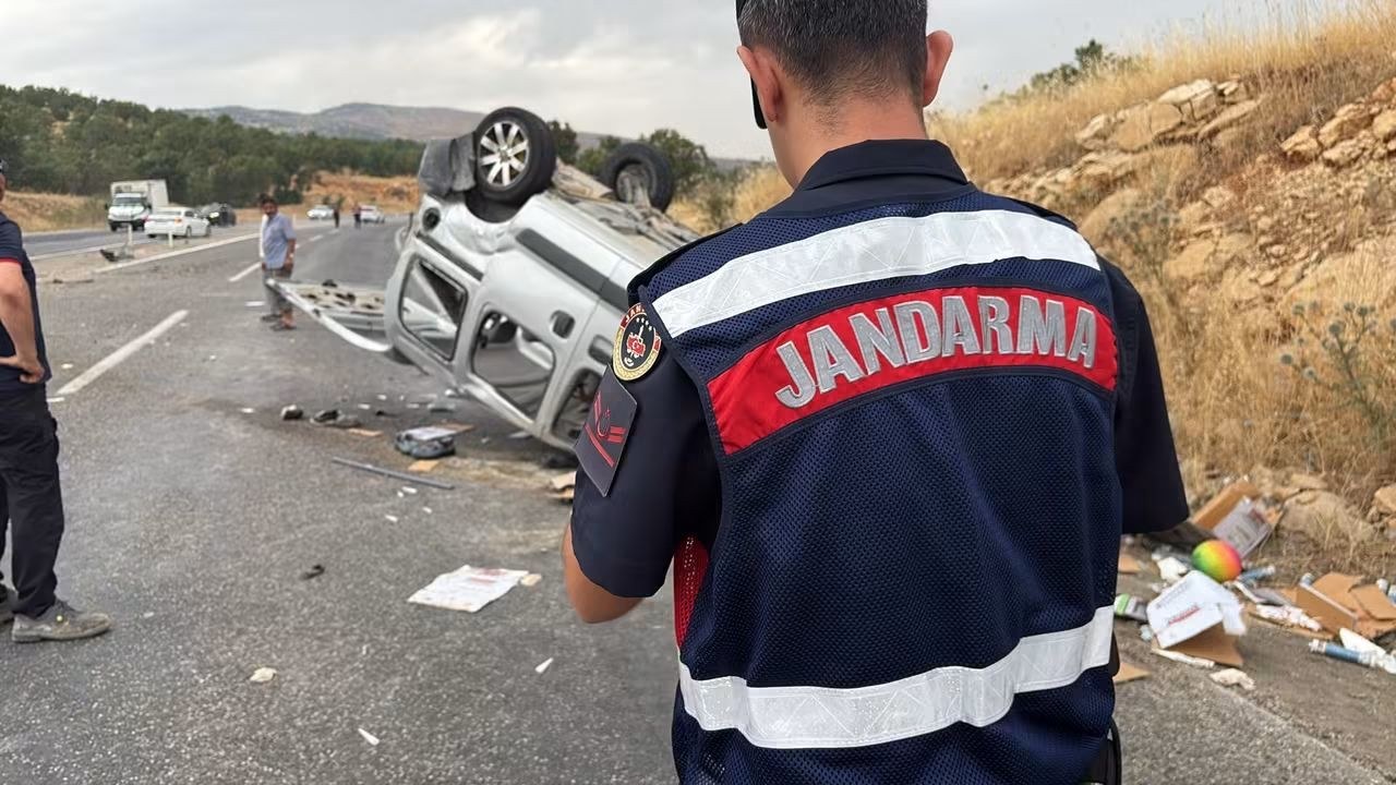 Gölbaşı İlçesinde İki Otomobil Çarpıştı