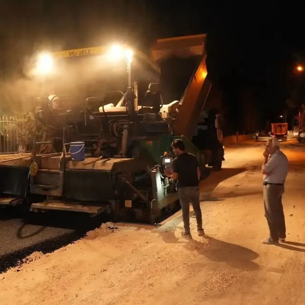 Adıyaman Belediyesi Yeni Mahalle'de Gece Saatlerinde Asfalt Çalışması Yapıyor