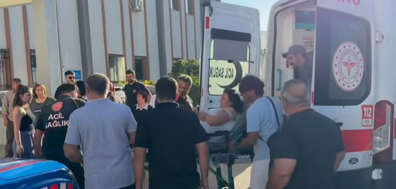 Kahta'da Tur Minibüsü Şarampole Devrildi: 13 Kişi Yaralandı