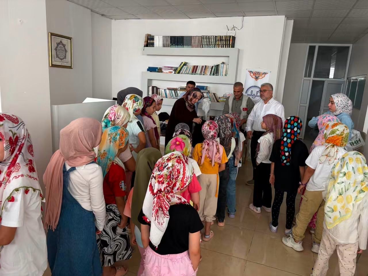 Besni İHH'dan Yaz Kursu Öğrencilerine Hediye