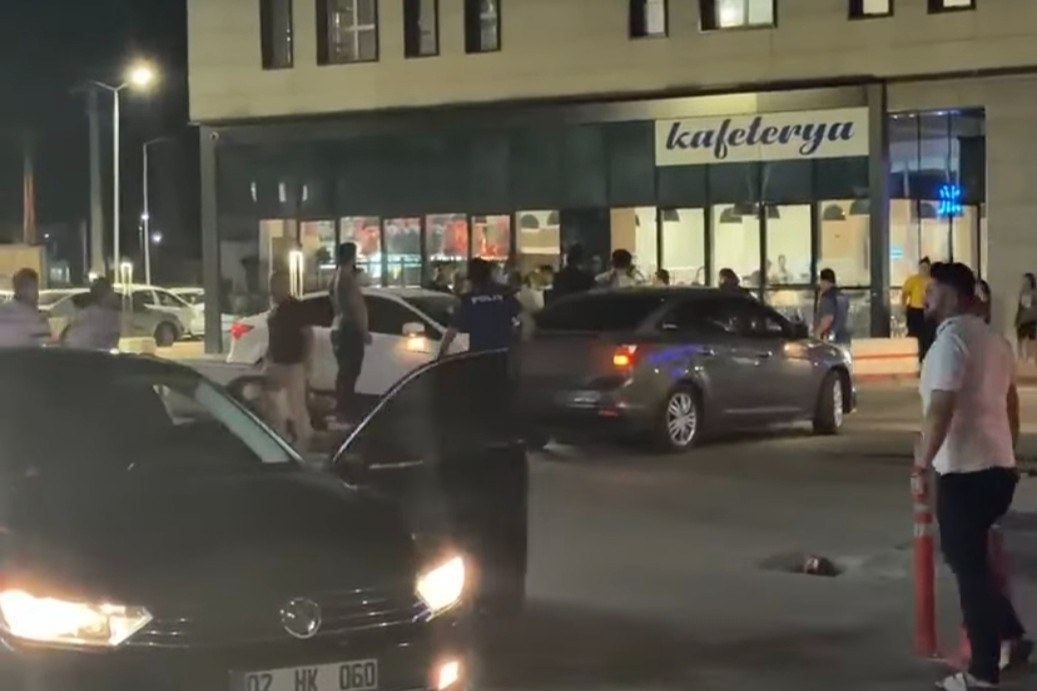 Adıyaman Eğitim ve Araştırma Hastanesi Bahçesinde Yol Verme Tartışması