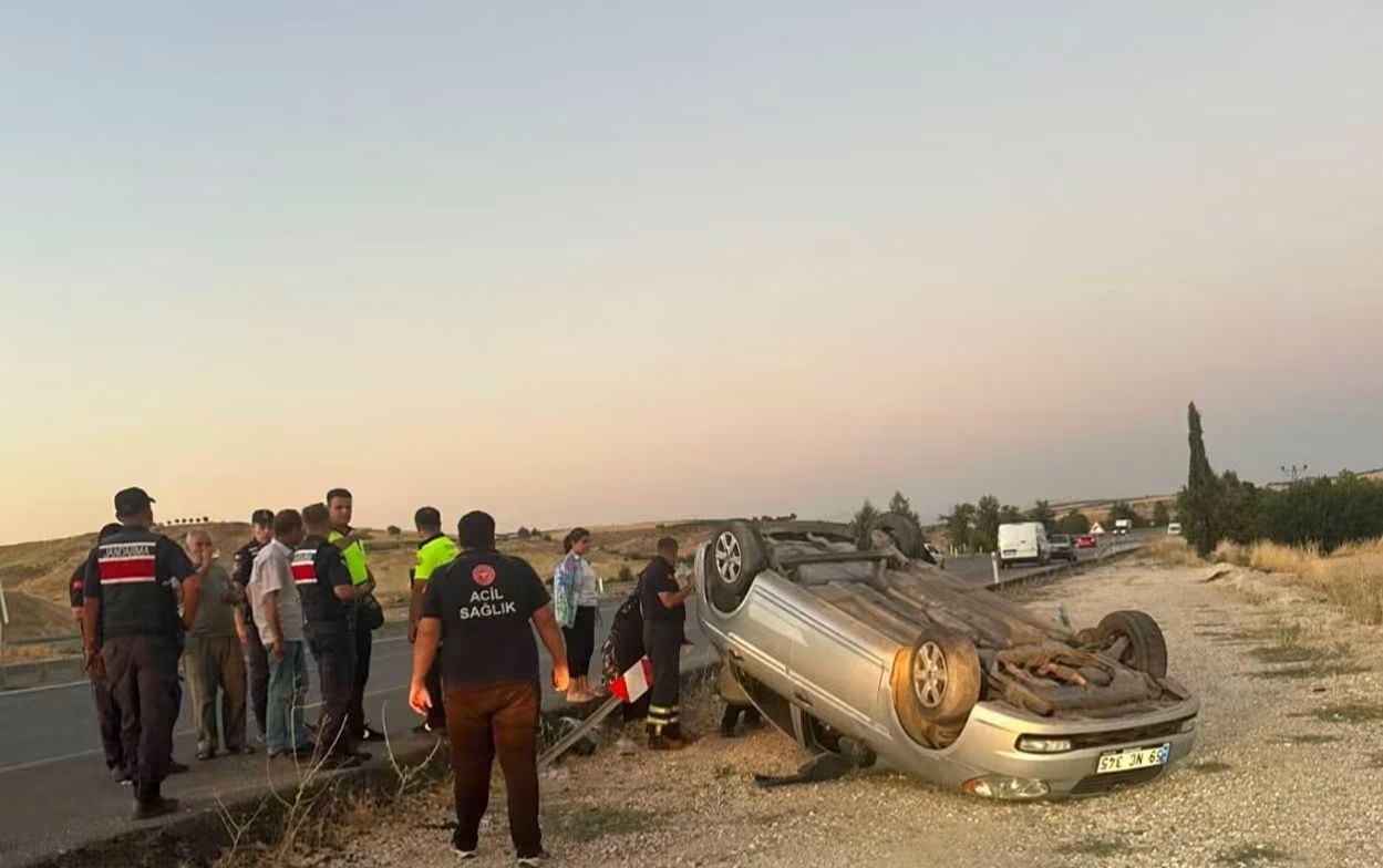Adıyaman-Kahta Karayolunda Otomobil Takla Attı
