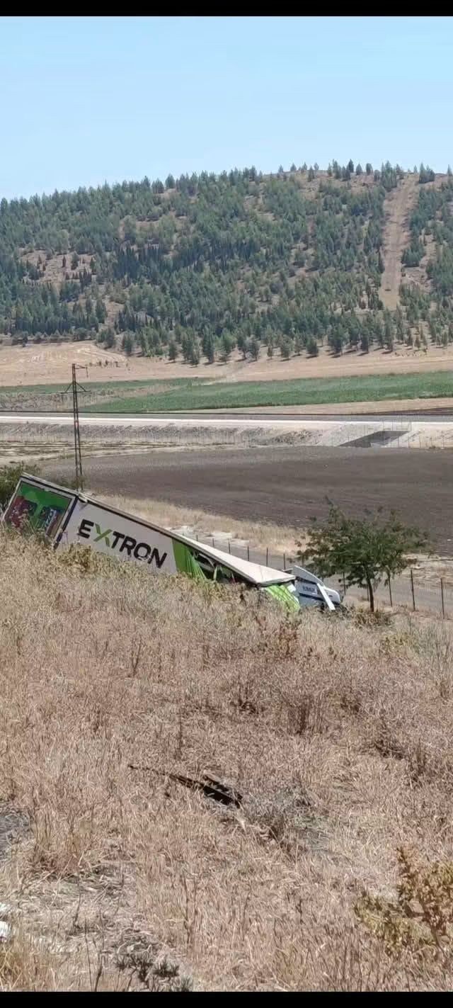 Nurdağı Otobanında Tır Devrildi Yaralılar Var