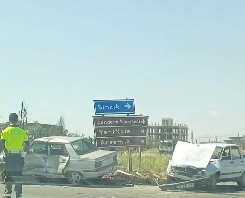 Kahta-Diyarbakır Yolunda İki Otomobil Çarpıştı