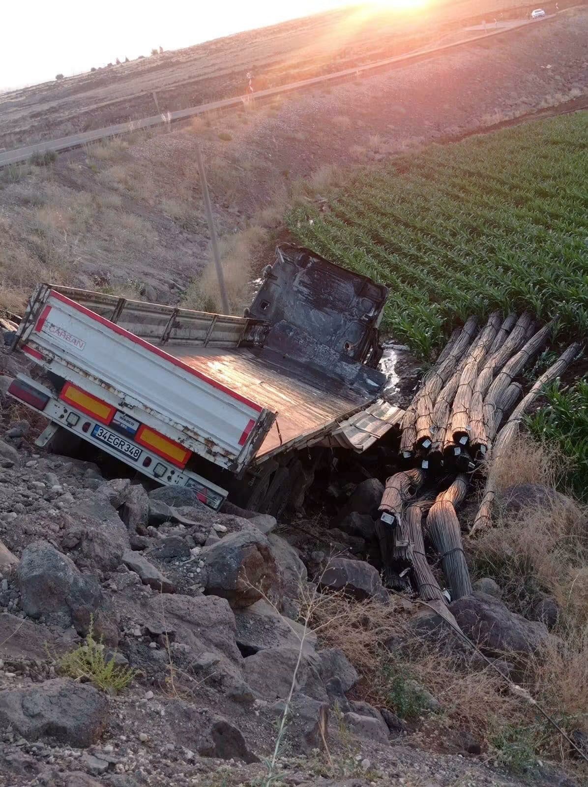 Siverek'te Şarampole Devrilen TIR Yandı