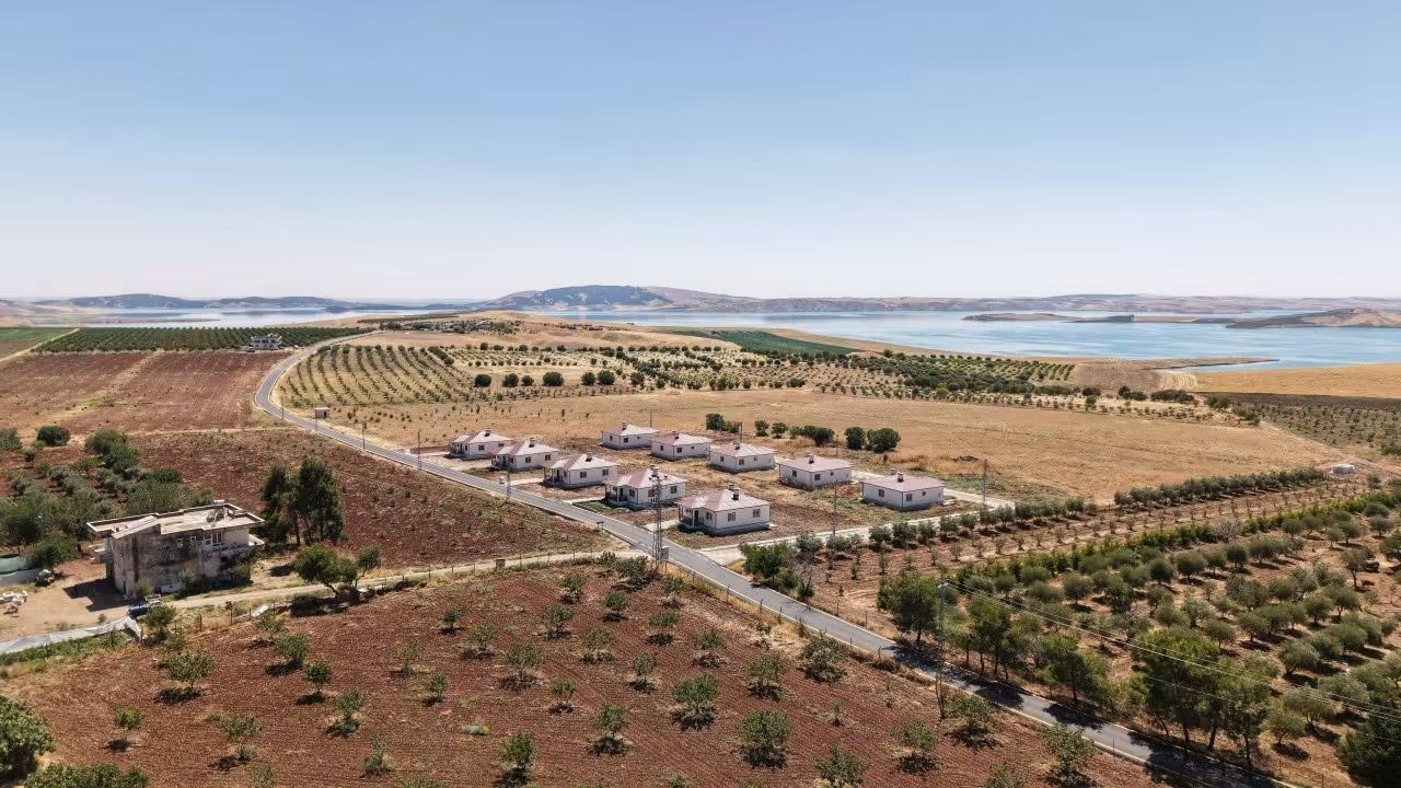 Samsat Bağarası Köyünde Asfalt Çalışmaları Sürüyor