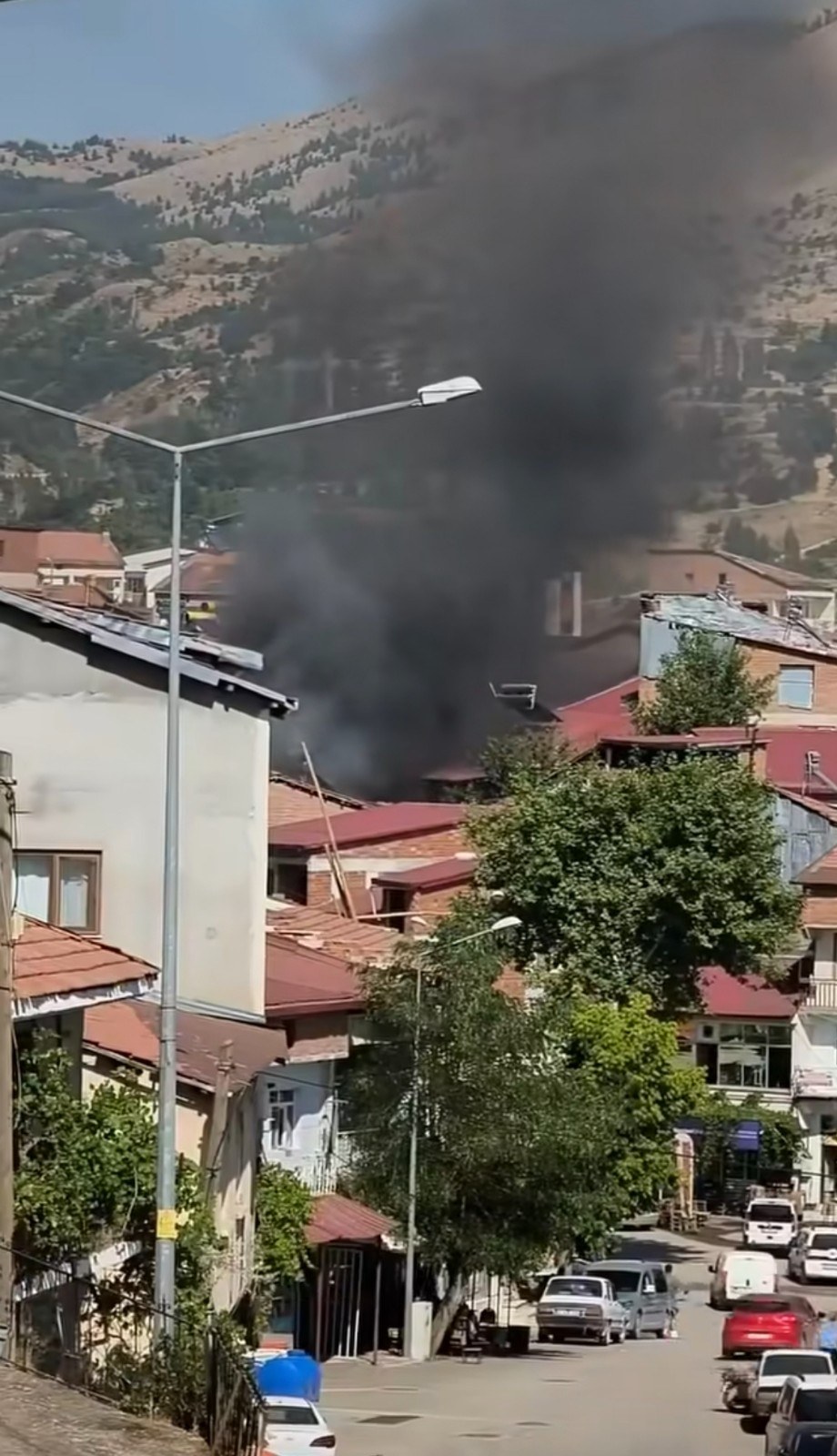 Çelikhan'da Ev Çatısında Yangın Çıktı
