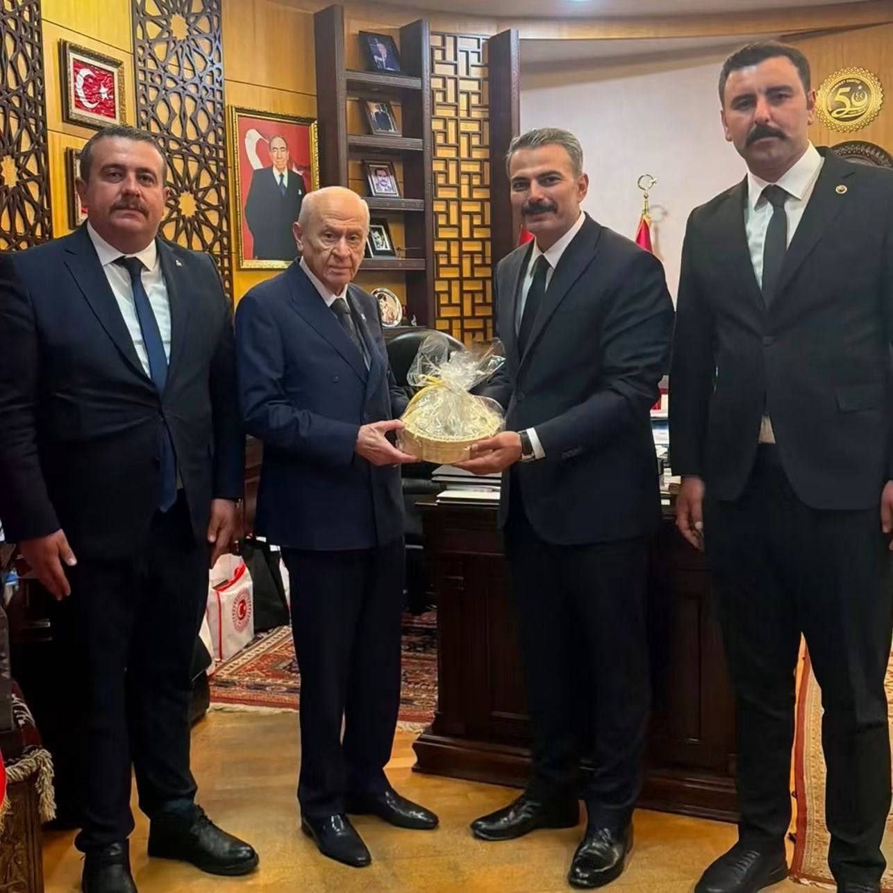 MHP Lideri Devlet Bahçeli'ye Gerger Balı Takdim Edildi