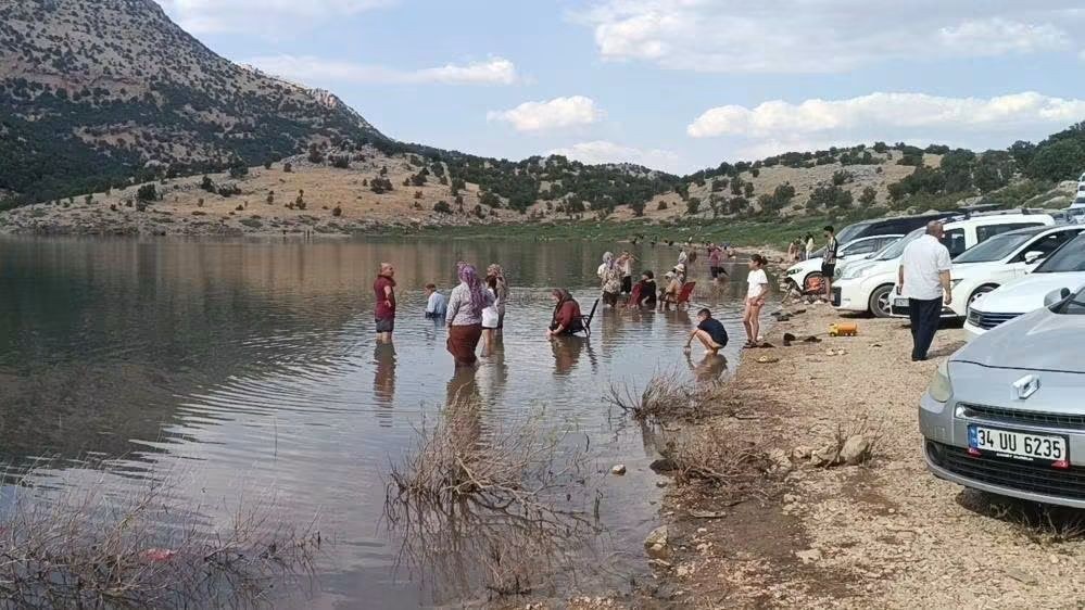 Gerger Gürgenli Köyü Sülüklü Göl Turist Ağırlıyor