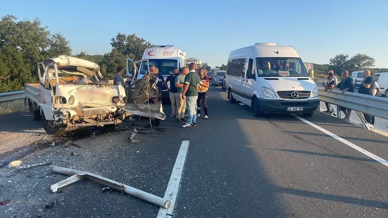 Kamyona Çarpan Kamyonet Sürücüsü Hayatını Kaybetti