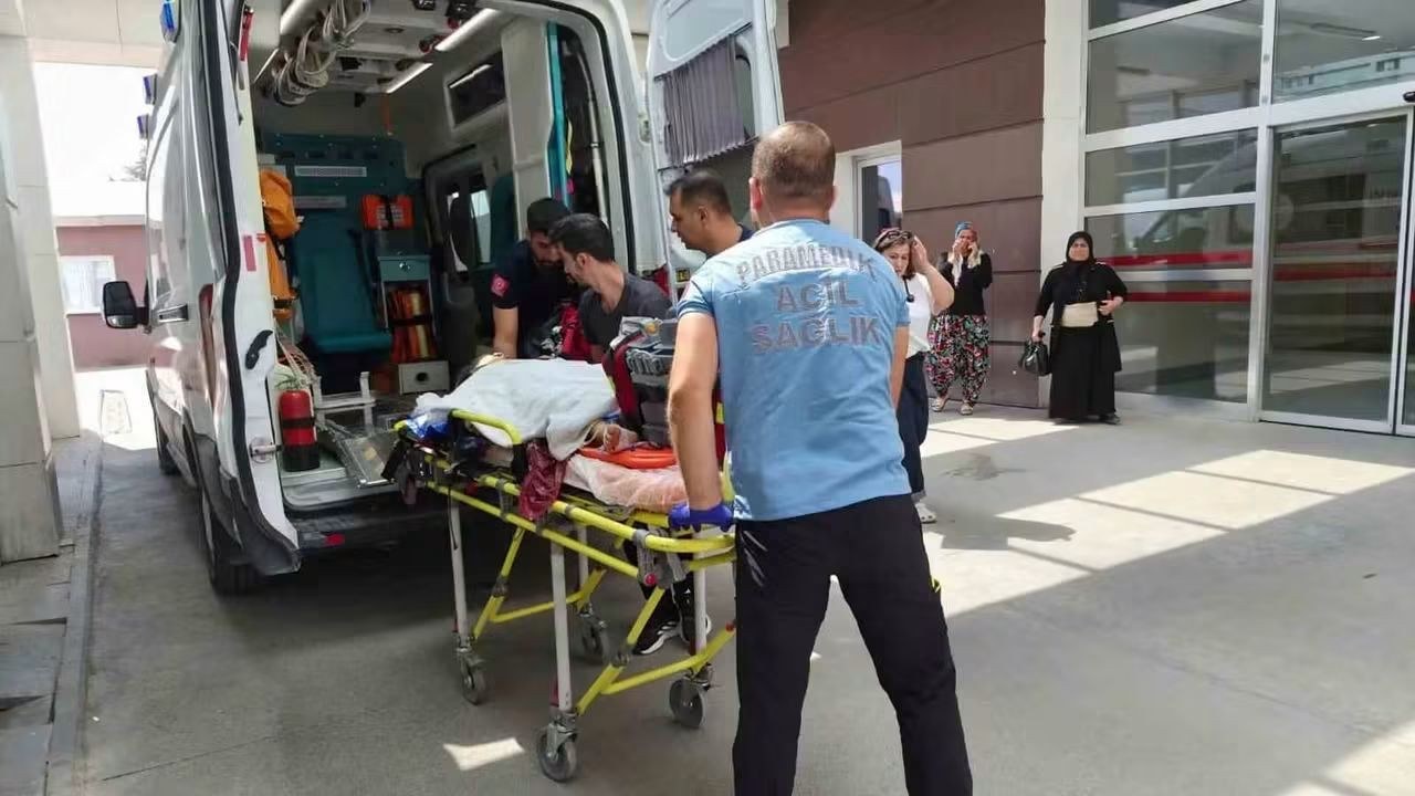 Besni ilçesinde çocuk balkondan düşerek Ağır yaralandı