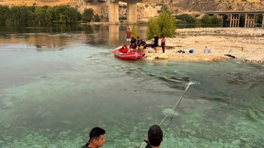 Fırat Nehri'nde Su Seviyesinin Yükselmesi Sonucu Mahsur Kalan 9 Kişi Kurtarıldı