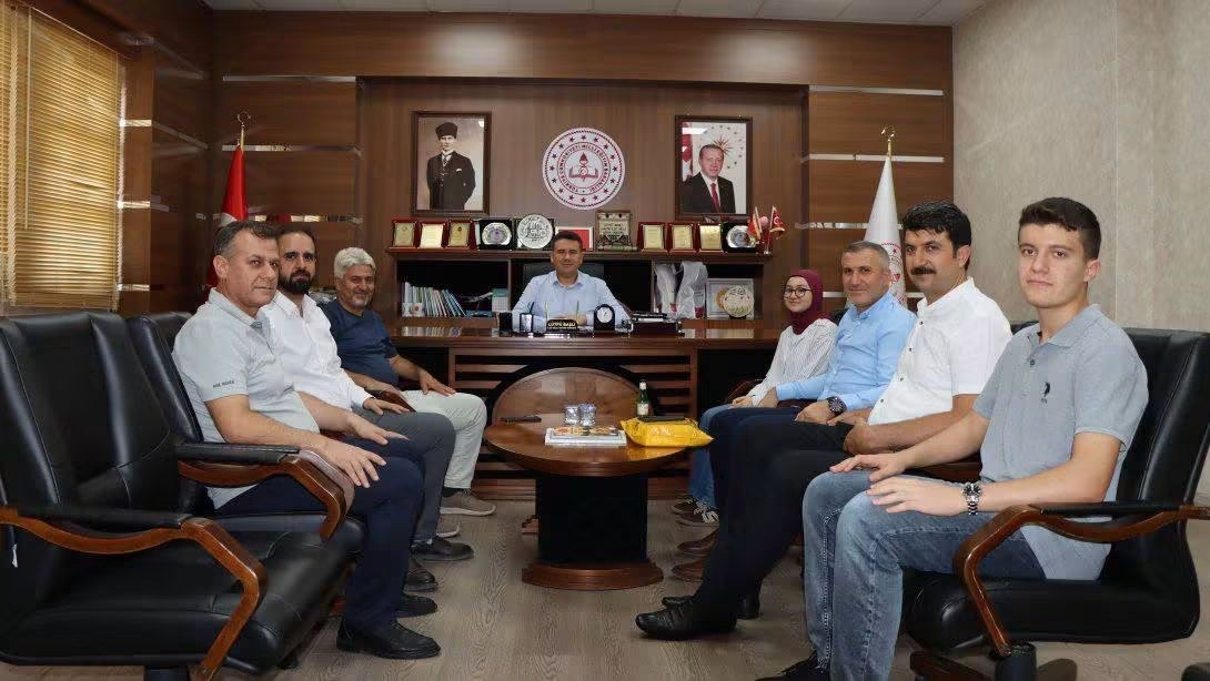 YKS ve LGS Şampiyonları Kahta İlçe Milli Eğitim Müdürü Başlı'yı Ziyaret Etti