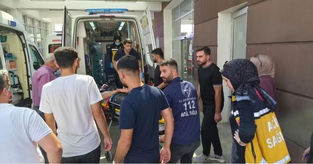 Çelikhan'da Motosiklet ve Otomobil Çarpıştı: 1 Kişi Ağır Yaralandı