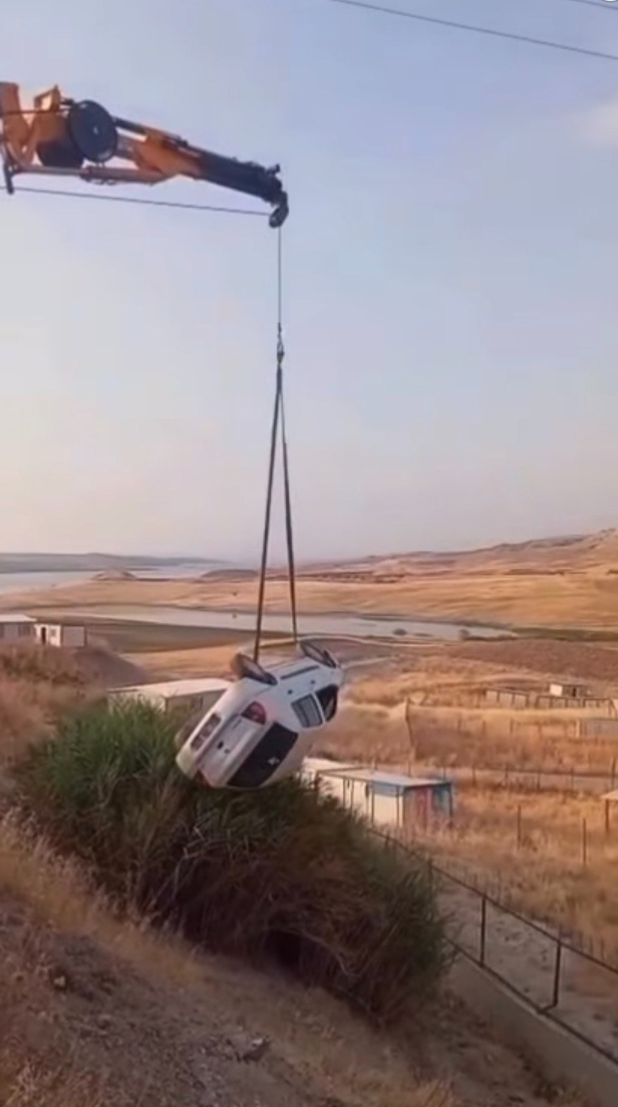 Adıyaman'da Otomobil Şarampole Devrildi
