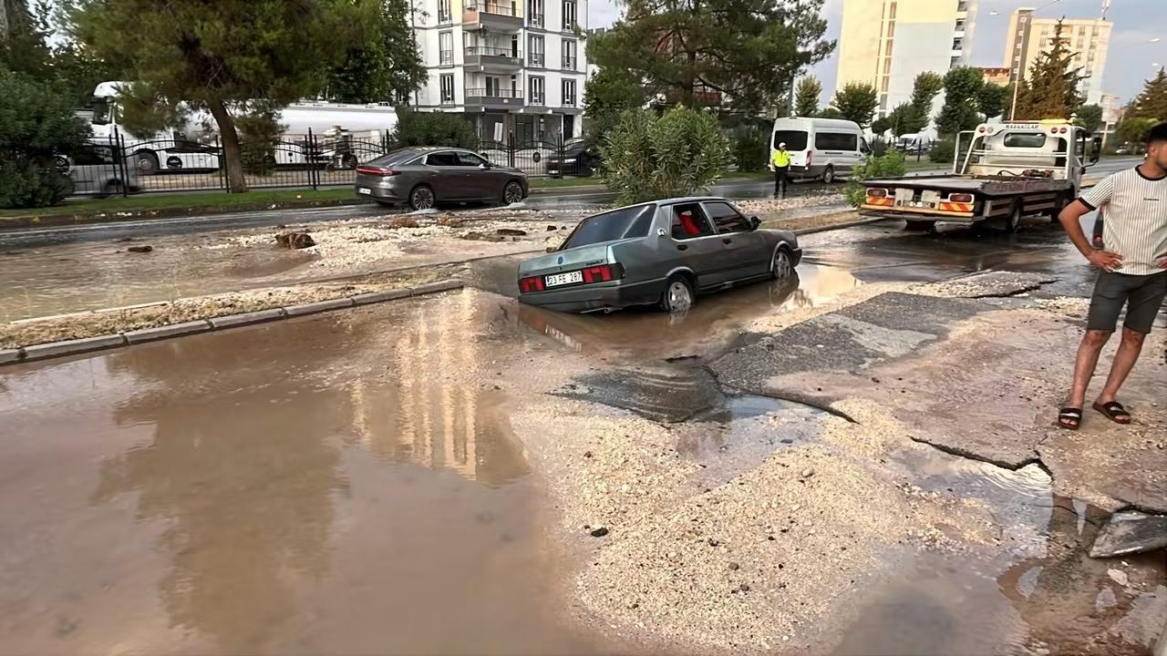 Adıyaman Atatürk Bulvarı'nda Yol Çöktü: Araç Çukura Gömüldü
