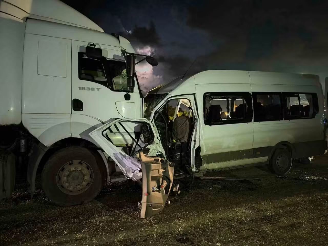 İşçi Servisinin Tırla Çarpışması Sonucunda 1 Kişi Öldü 15 Kişi Yaralandı