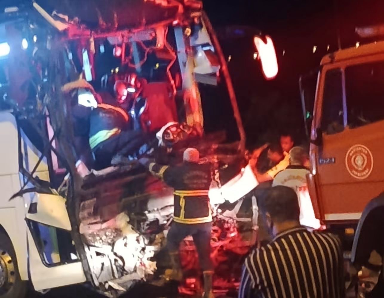 Gaziantep'te Yolcu Otobüsü Tırla Çarpıştı: Şoför ve Muavin Hayatını Kaybetti