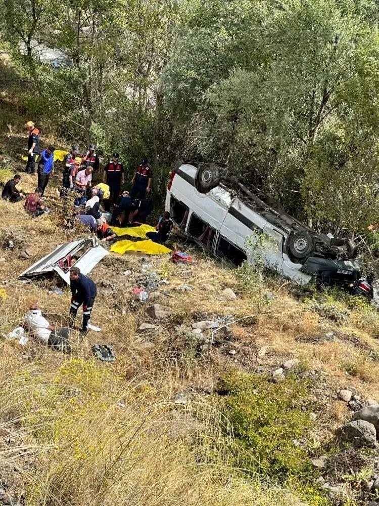 Yolcu Minibüsü Şarampole Devrildi: 4 Kişi Öldü 10 Kişi Yaralandı
