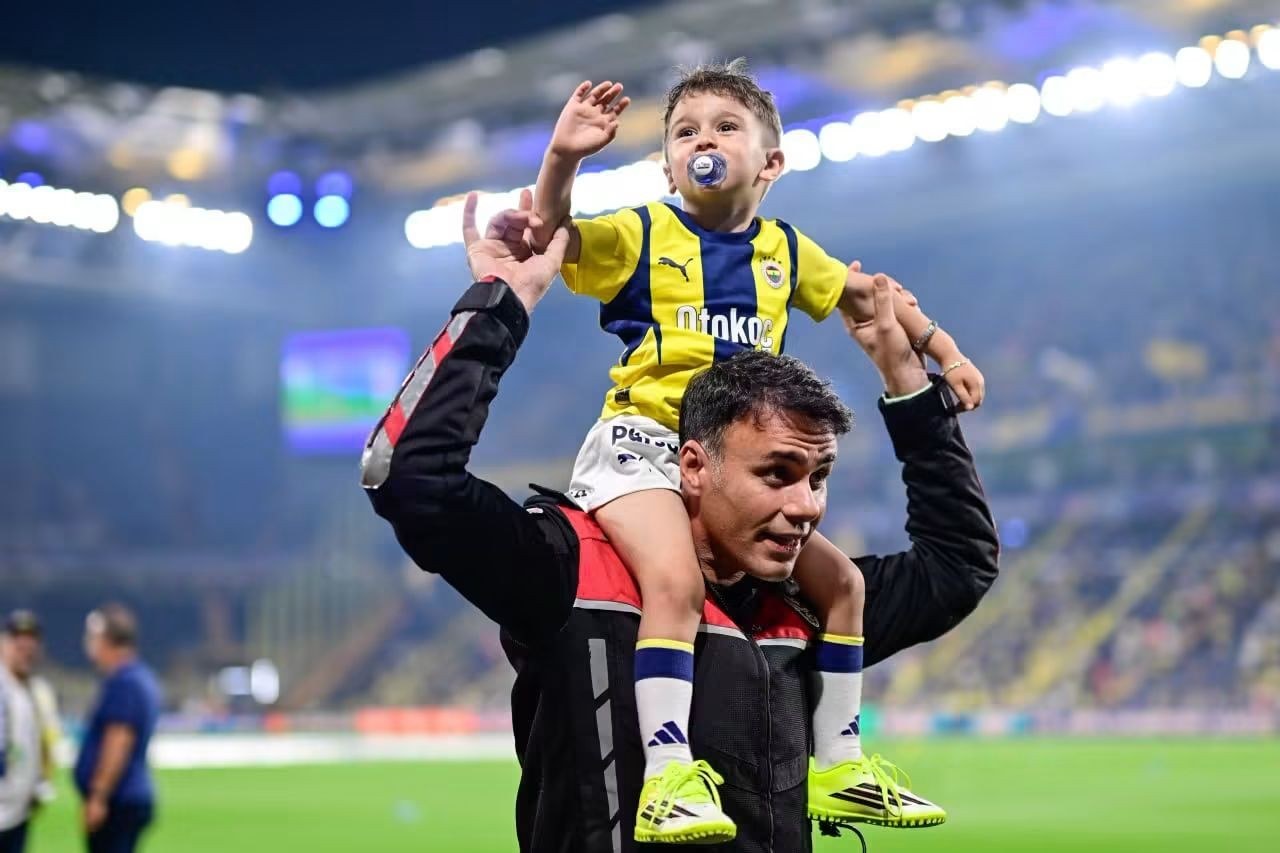Fenerbahçeli Minik Göktuğ Polisin Omuzlarında Sahaya Çıktı