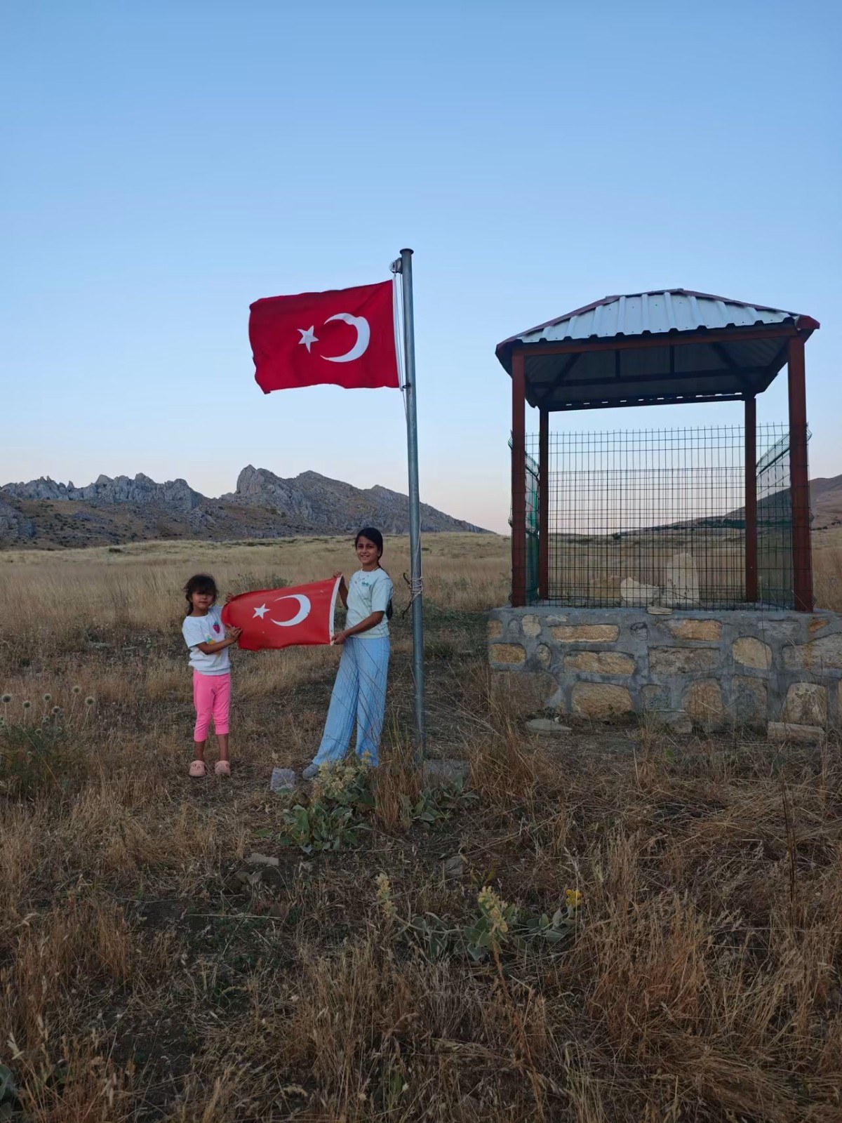 Gerger'de Şehit Kabirlerinin Bayrakları Yenileyen İki Kardeş Gönülleri Fethetti