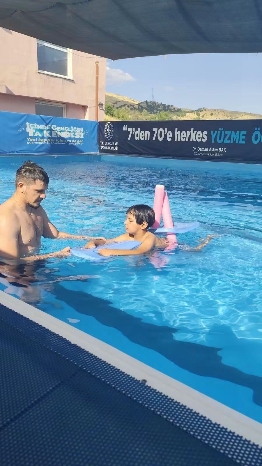 Gerger'de Özel Bireylere Yüzme Etkinliği Düzenlendi