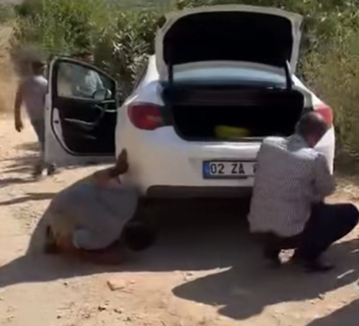 Sincik-Kahta Karayolunda Otomobil Şarampole Yuvarlandı