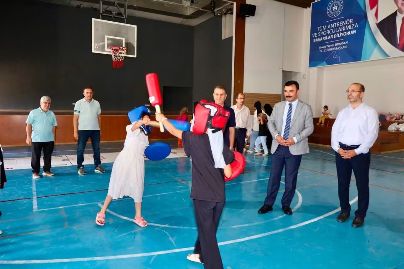 Kahta Kaymakamı Soysal Spor Tesislerinde İncelemelerde Bulundu