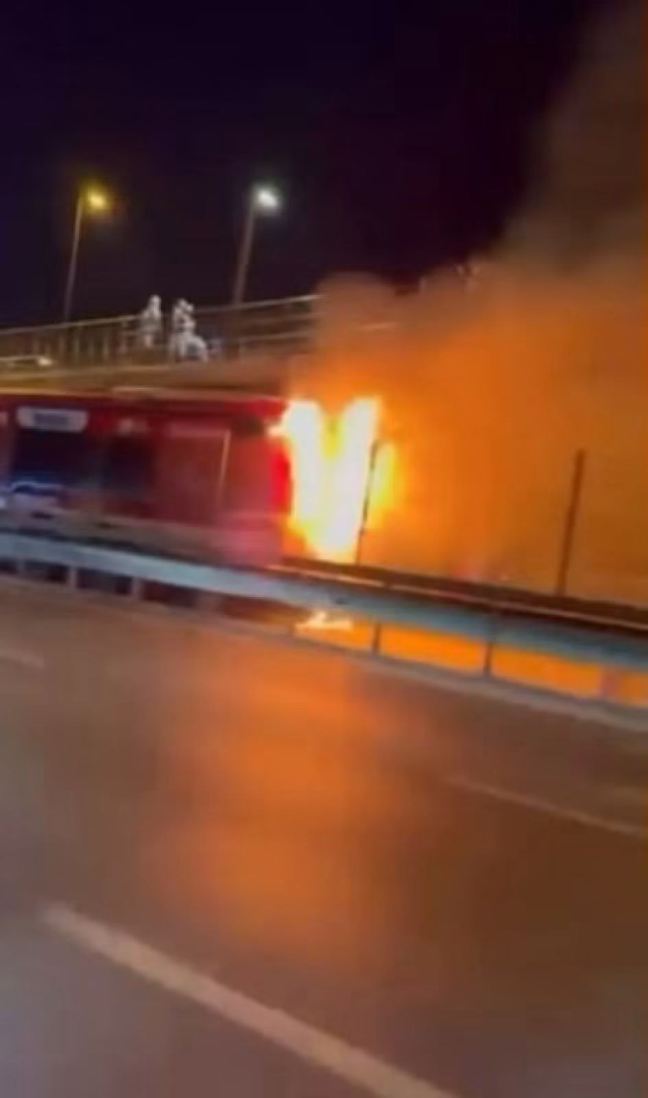 Kağıthane'de Metrobüste Yangın Paniği Yaşandı