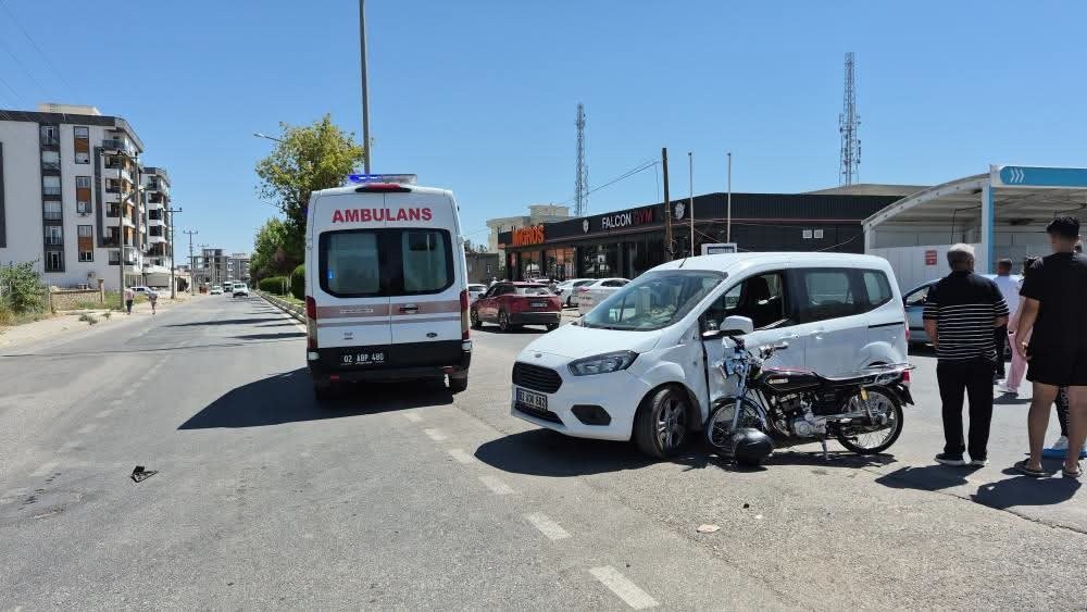 Adıyaman'da Motosiklet ve Ticari Araç Çarpıştı
