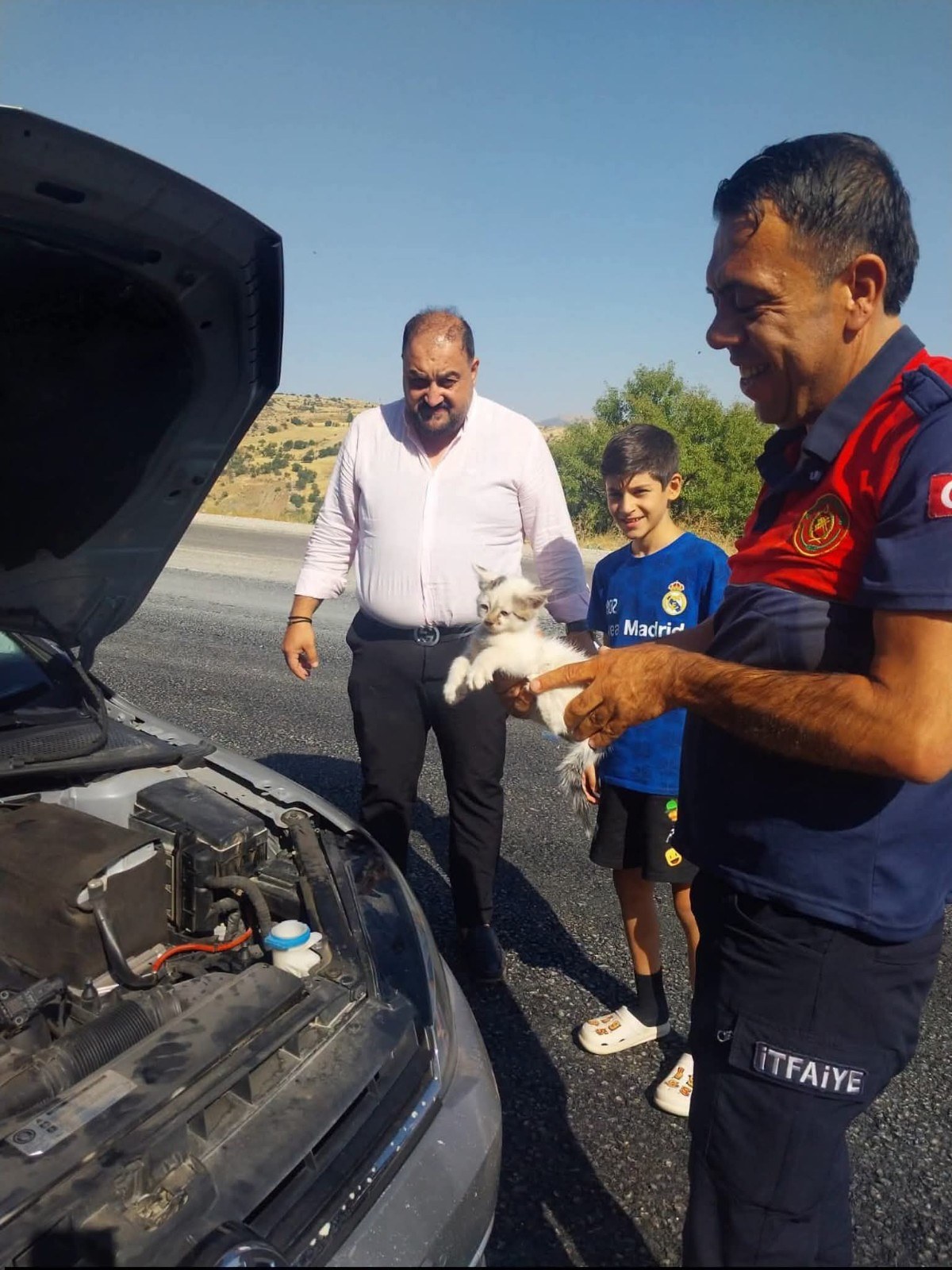 Besni'de Motor Kısmına Sıkışan Kedi Kurtarıldı