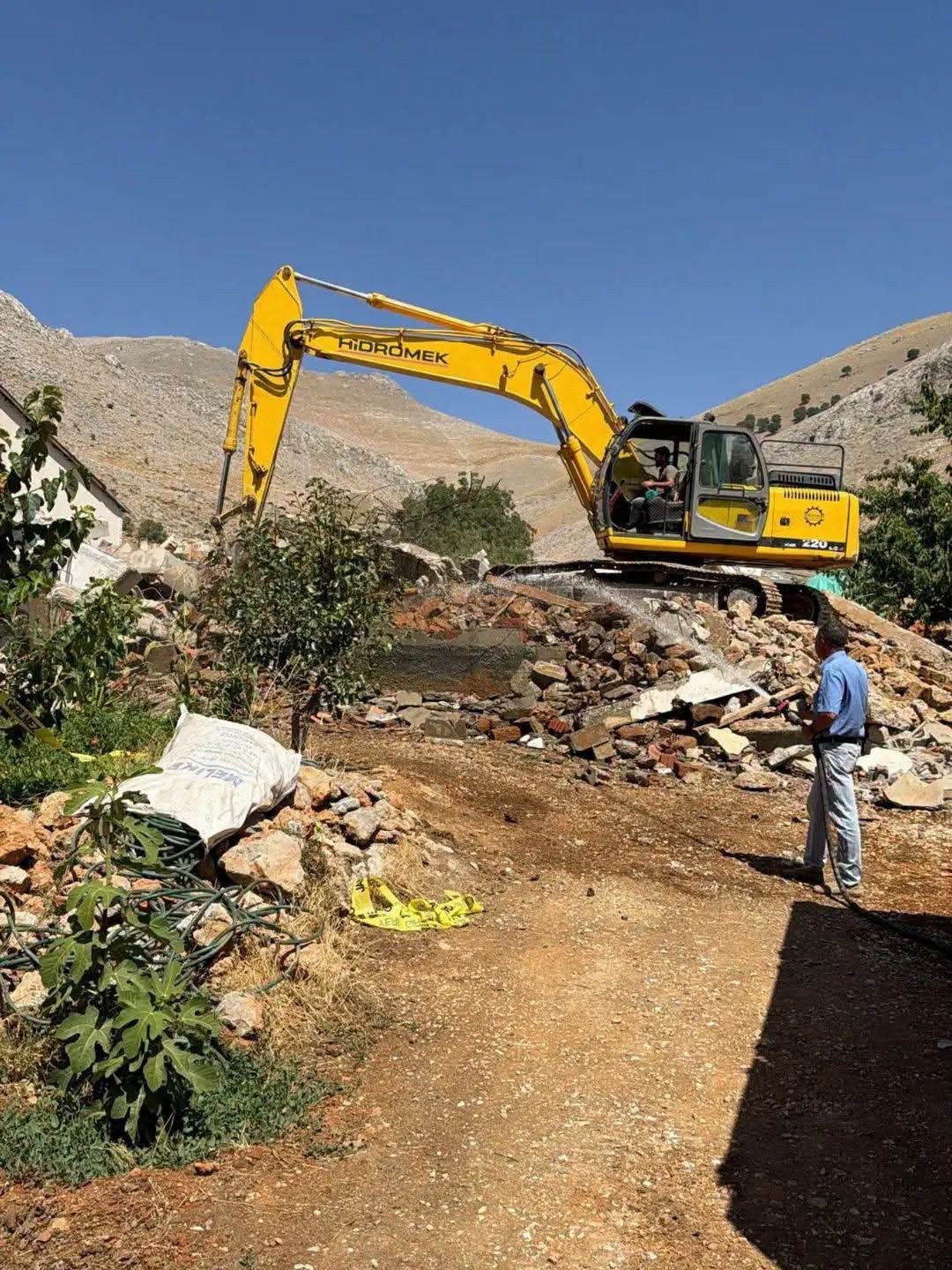 Çelikhan'da Hasarlı Binaların Yıkımı Sürüyor