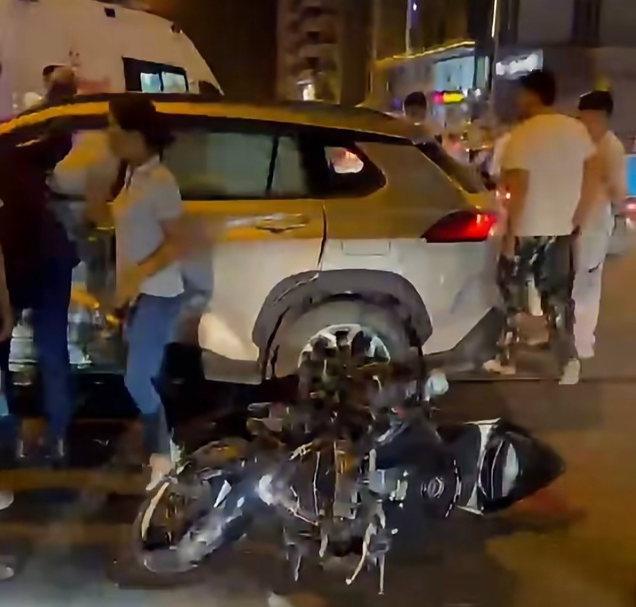 Adıyaman'da Otomobil ve Motosiklet Çarpıştı 1'i Ağır Olmak Üzere 4 Kişi Yaralandı
