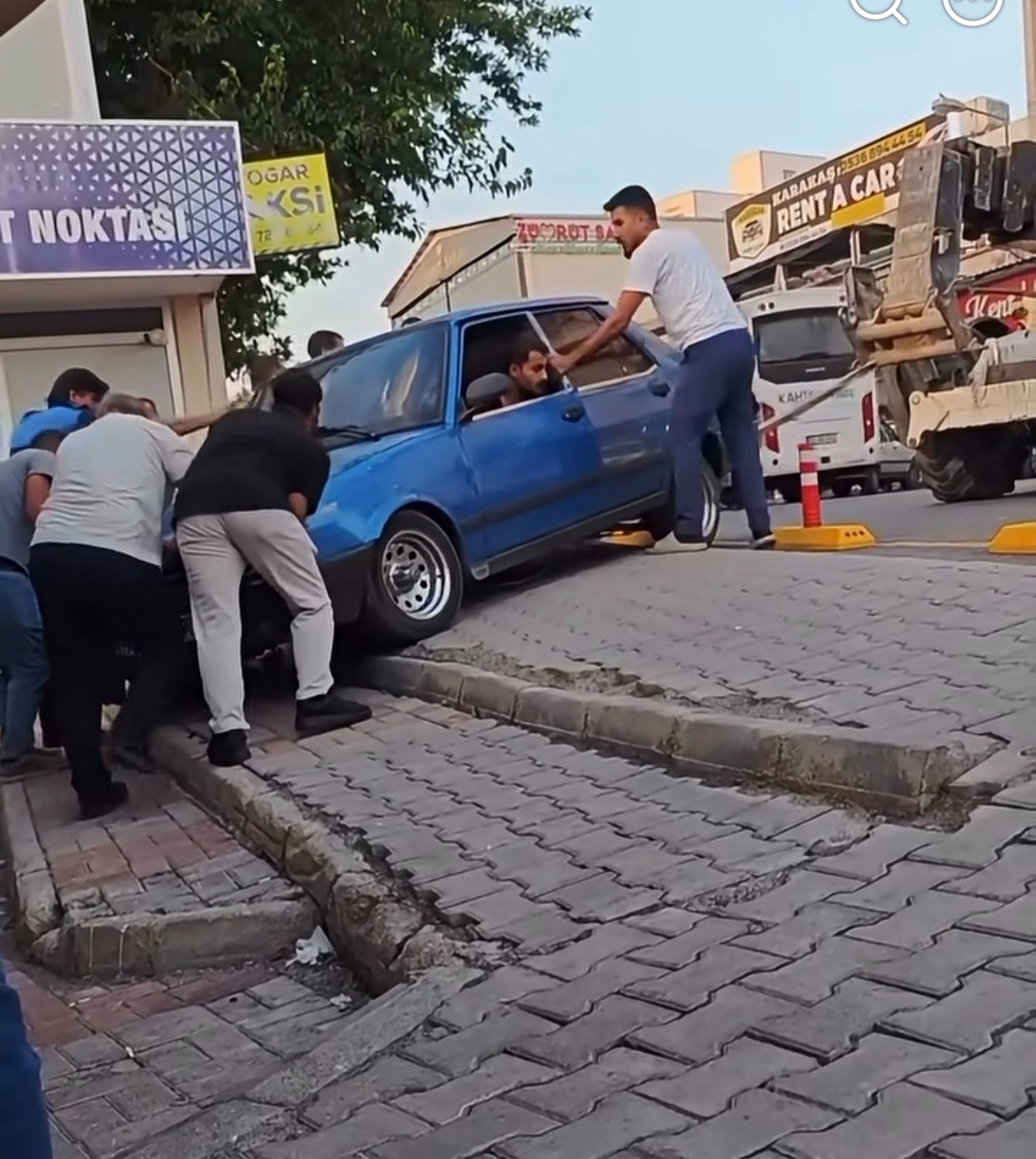Kahta'da Araç Merdivenlerde Asılı Kaldı