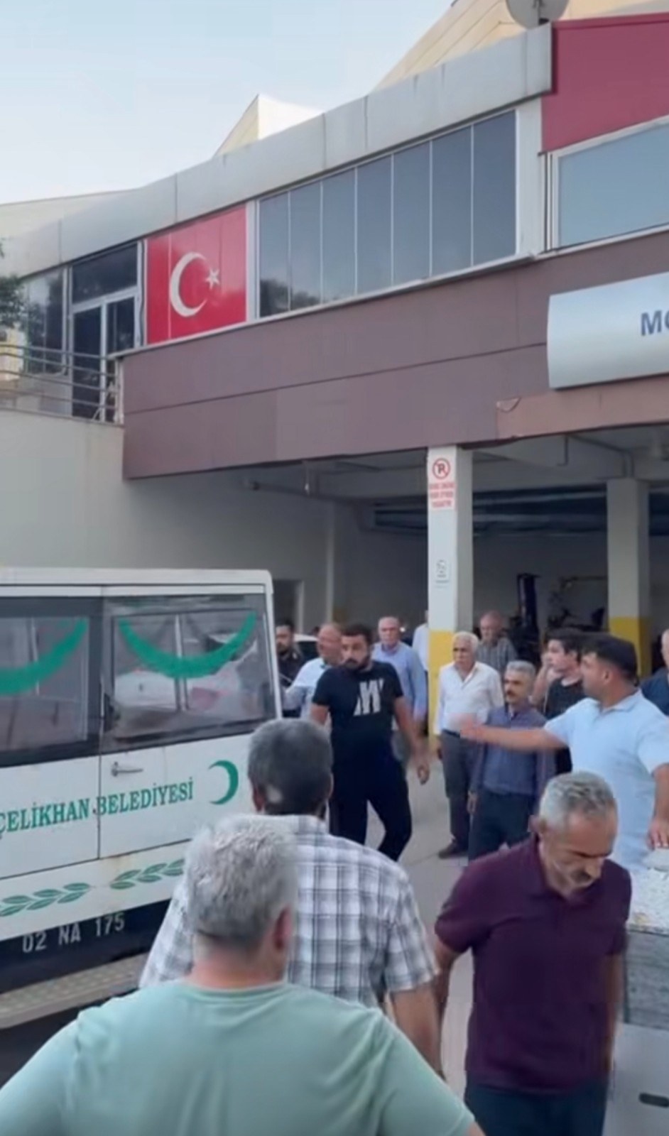 Çelikhan'da Trafik Kazası: Gazeteci Harun Yumrutepe Hayatını Kaybetti