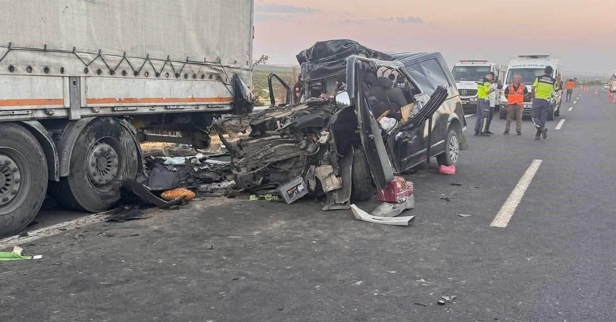 Şanlıurfa'da Minibüs TIR'a Çarptı: 2 Kişi Öldü 2 Kişi Yaralandı