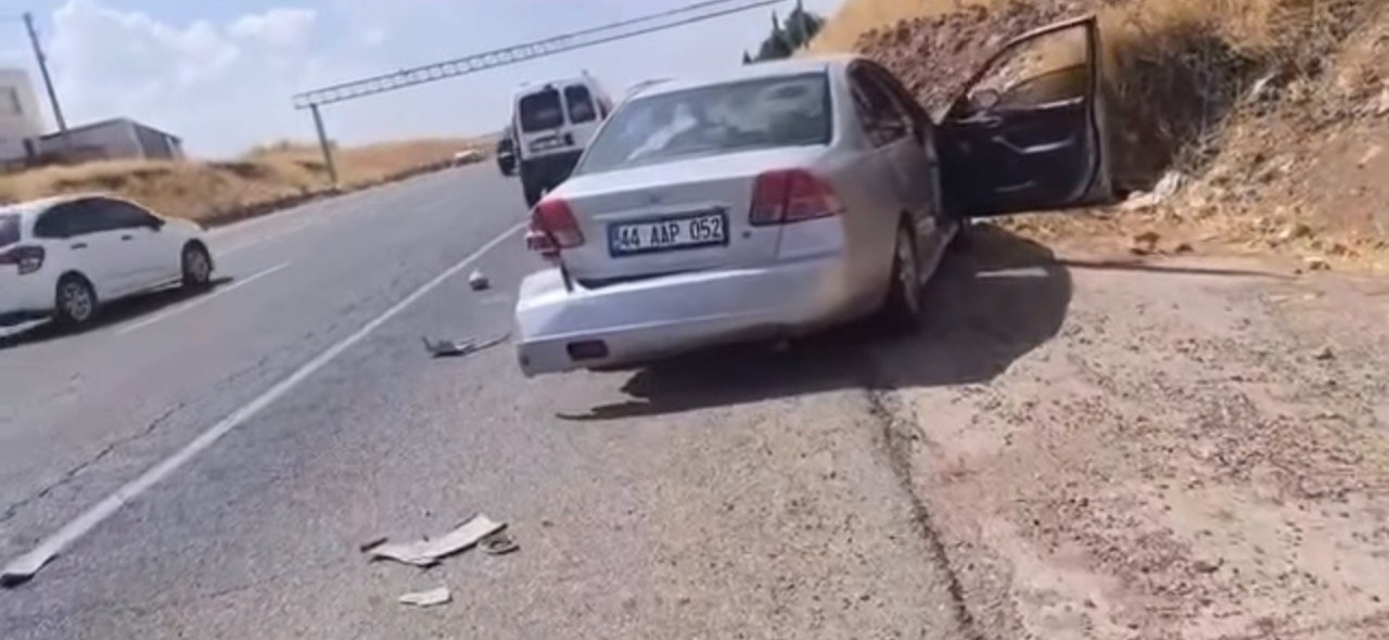 Adıyaman'da İki Otomobil Çarpıştı: 4 Kişi Yaralandı