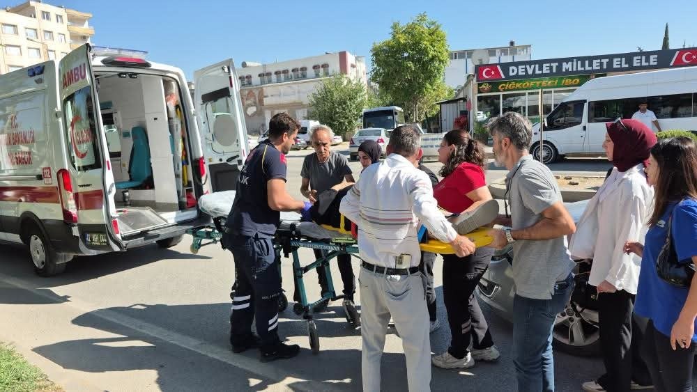 Adıyaman'da Yaya Geçidinde Otomobil Çarptı