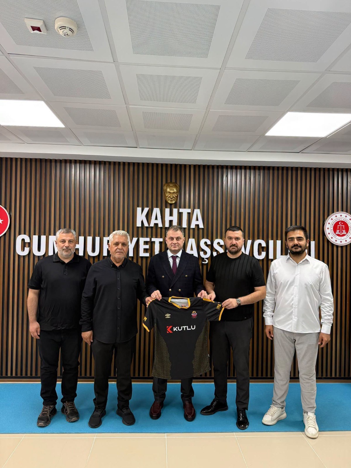 Kahta 02 Spor Kulübü Yönetimi Kahta Cumhuriyet Başsavcısı Mehmet Çetin Atalay'ı Makamında Ziyaret Etti