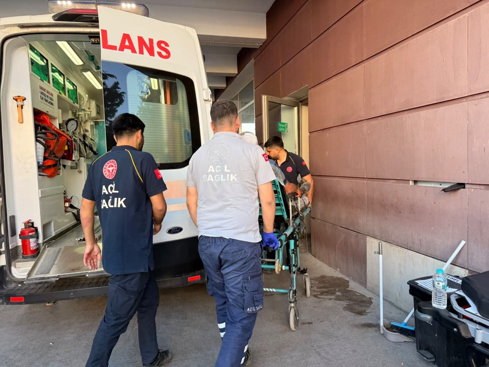 Adıyaman'da Bir Vatandaş Merdivenden Buzdolabını Aşağıya İndirirken  Buzdolabının Altında Kaldı