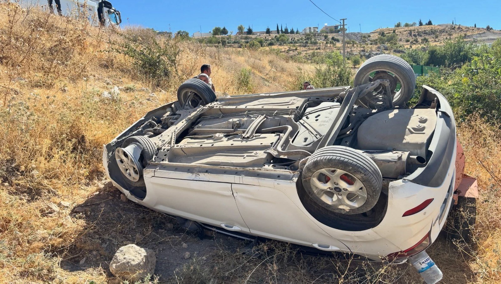 Adıyaman-Besni Yolunda Otomobil Şarampole Devrildi
