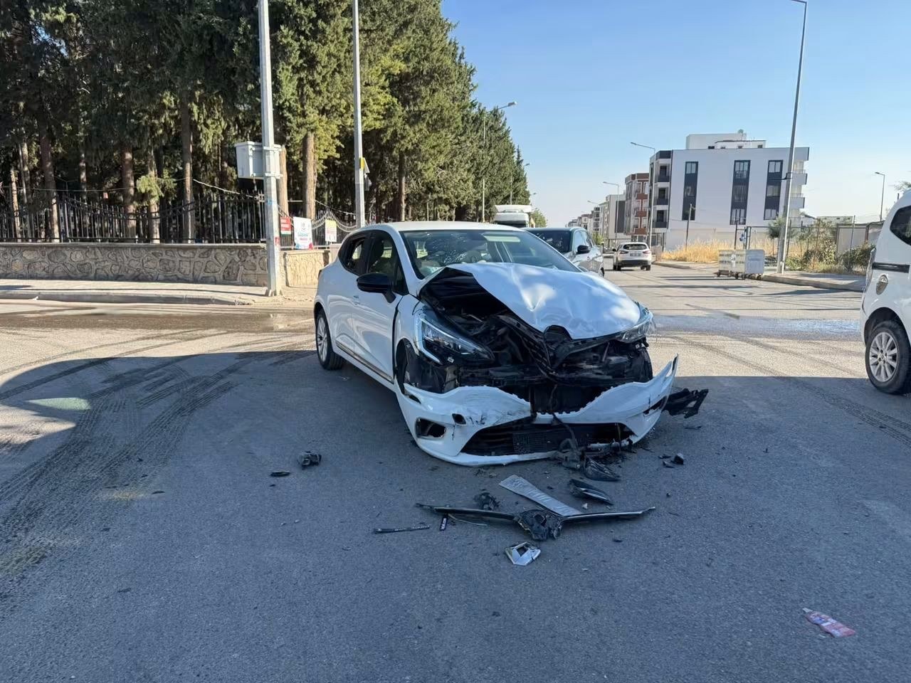 Adıyaman'da İki Otomobil Çarpıştı: 1 Kişi Yaralandı
