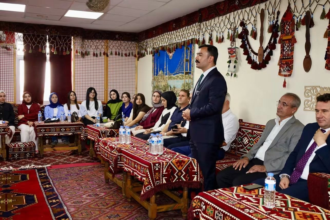 Kahta'da Gençlik Buluşmaları Programı Düzenlendi