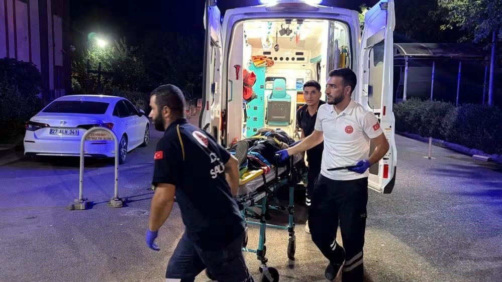 Kâhta-Sincik Kara Yolunda Otomobil Uçuruma Yuvarlandı