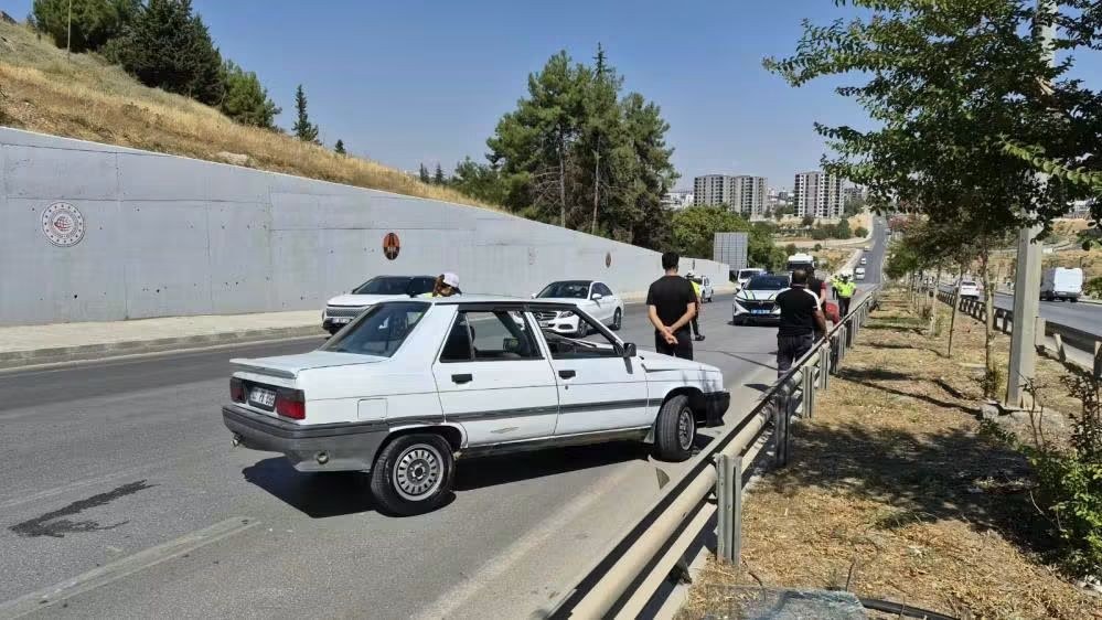 Adıyaman'da Otomobil Bariyerlere Çarptı: 2 Yaralı