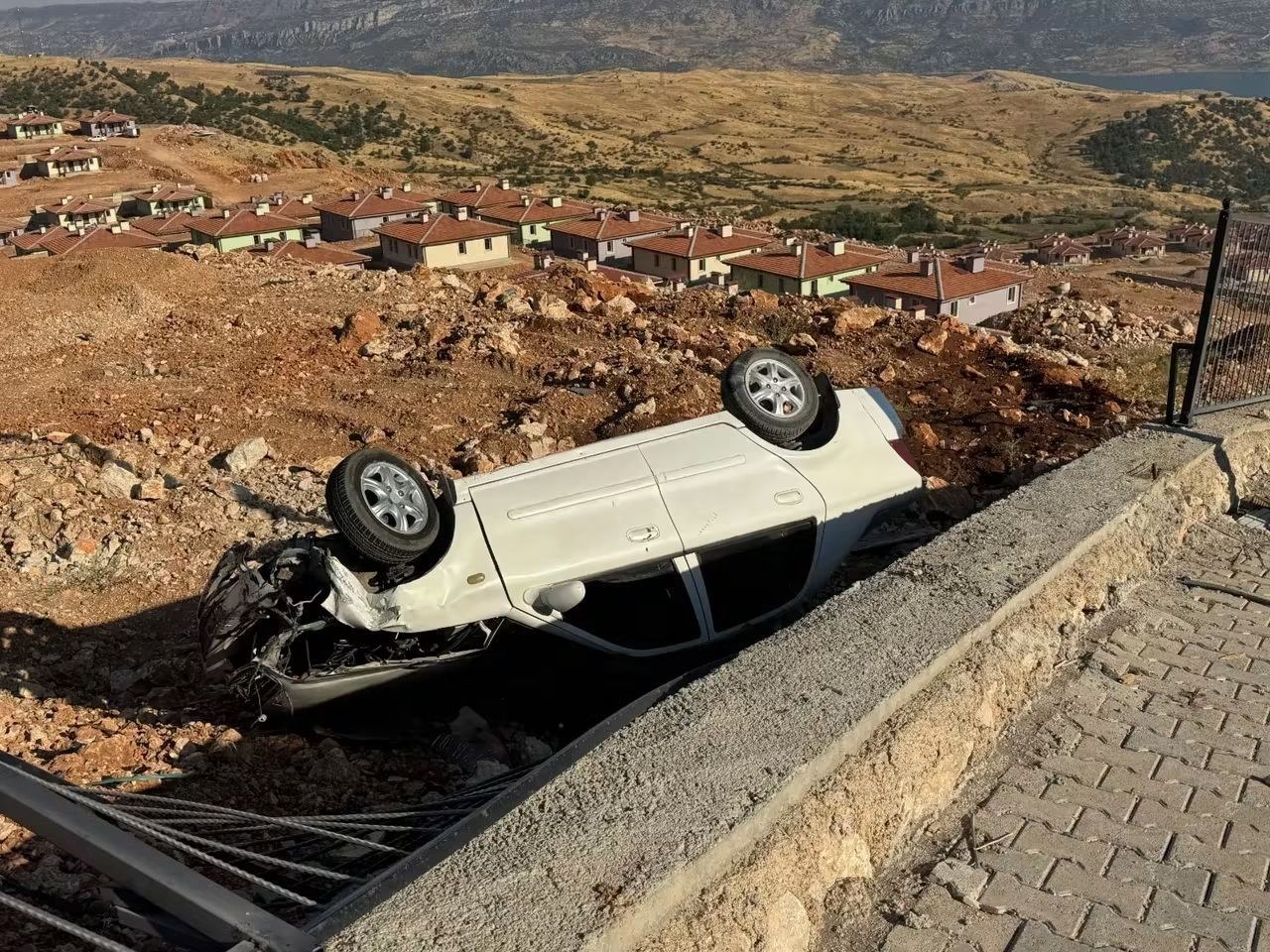 Gerger'de Araç İstinat Duvarından Aşağı Düştü